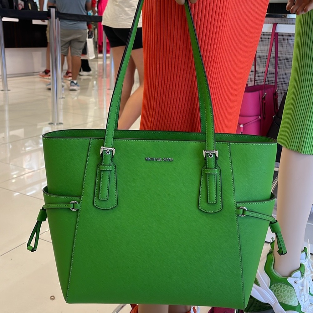 Michael Kors Voyager Large Saffiano Leather Shoulder Tote Bag
Jungle Green NWT - Picture 5 of 16